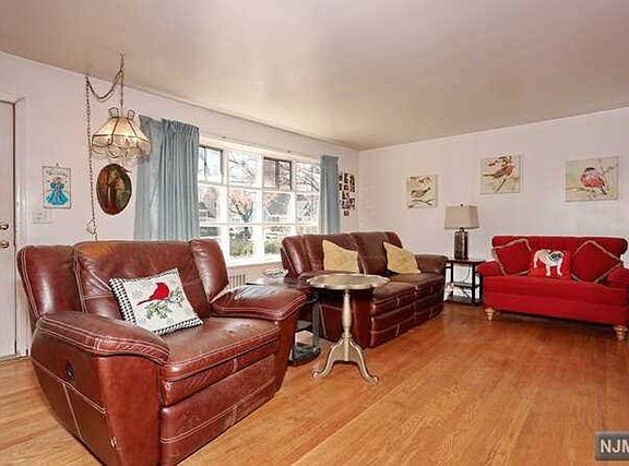 2nd image of 132 Lincoln Blvd