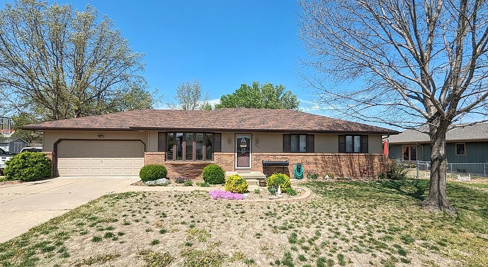 1st image of 2427 Applewood Ln