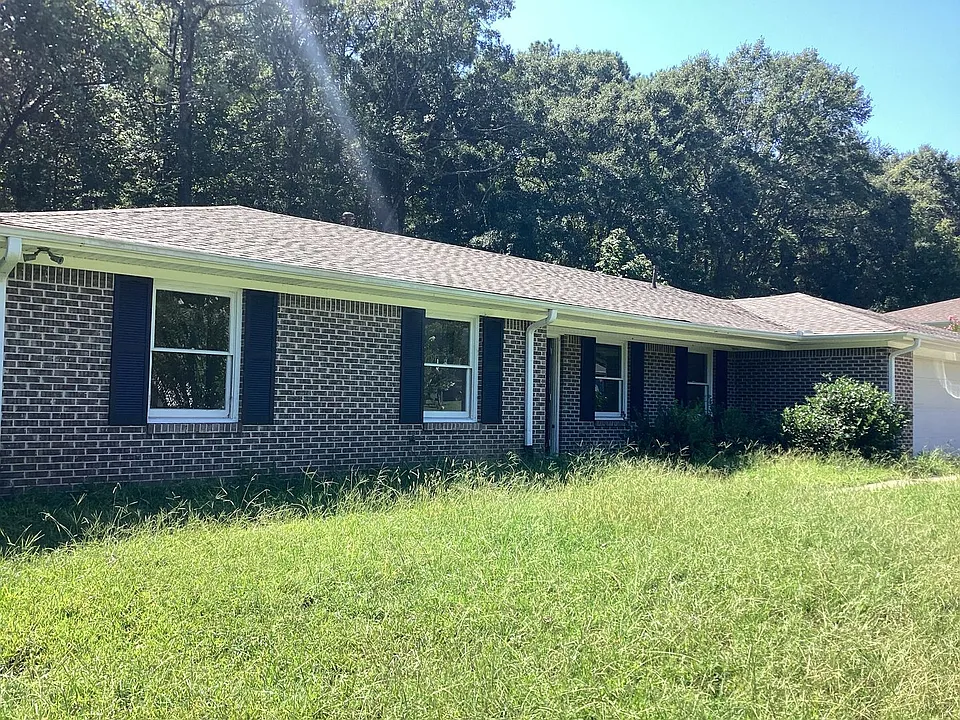 3121 Hawthorne Cir