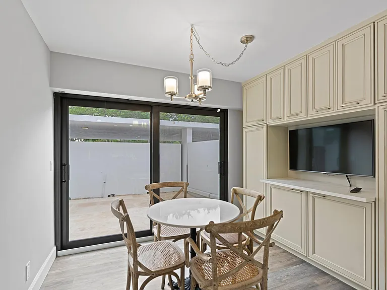 2435 Presidential Way #G — Photo 8