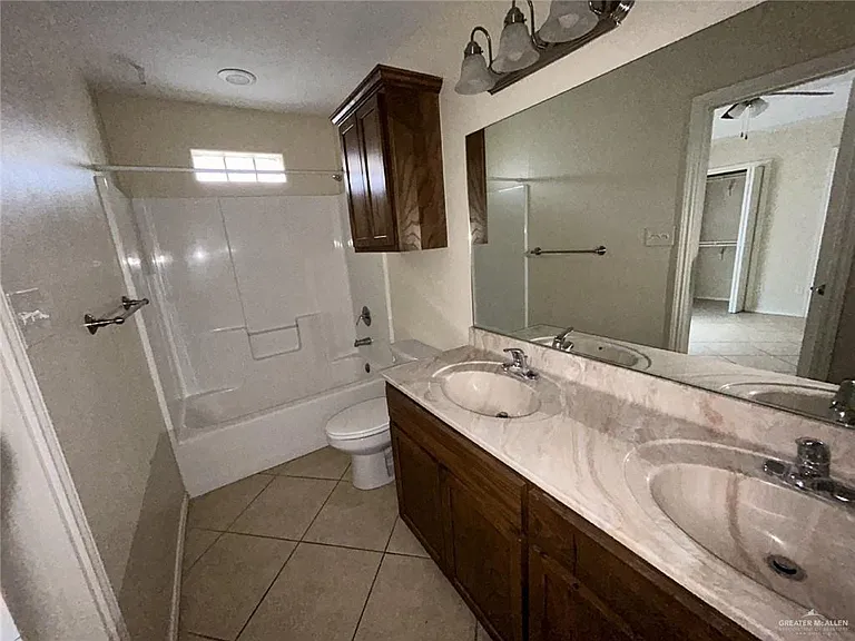 215 W Albatross Ave #B — Photo 9