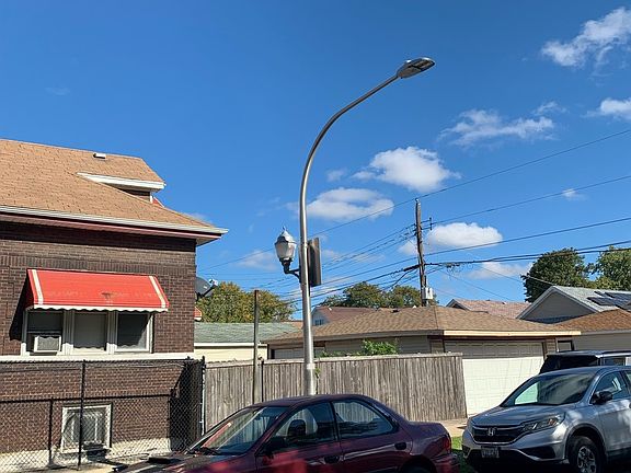 4th image of 1501 N Leclaire Ave