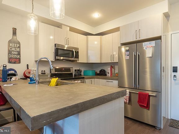 3rd image of 938 New Market St #404