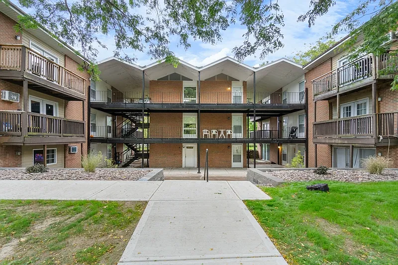 101 Waldorf Pkwy #2