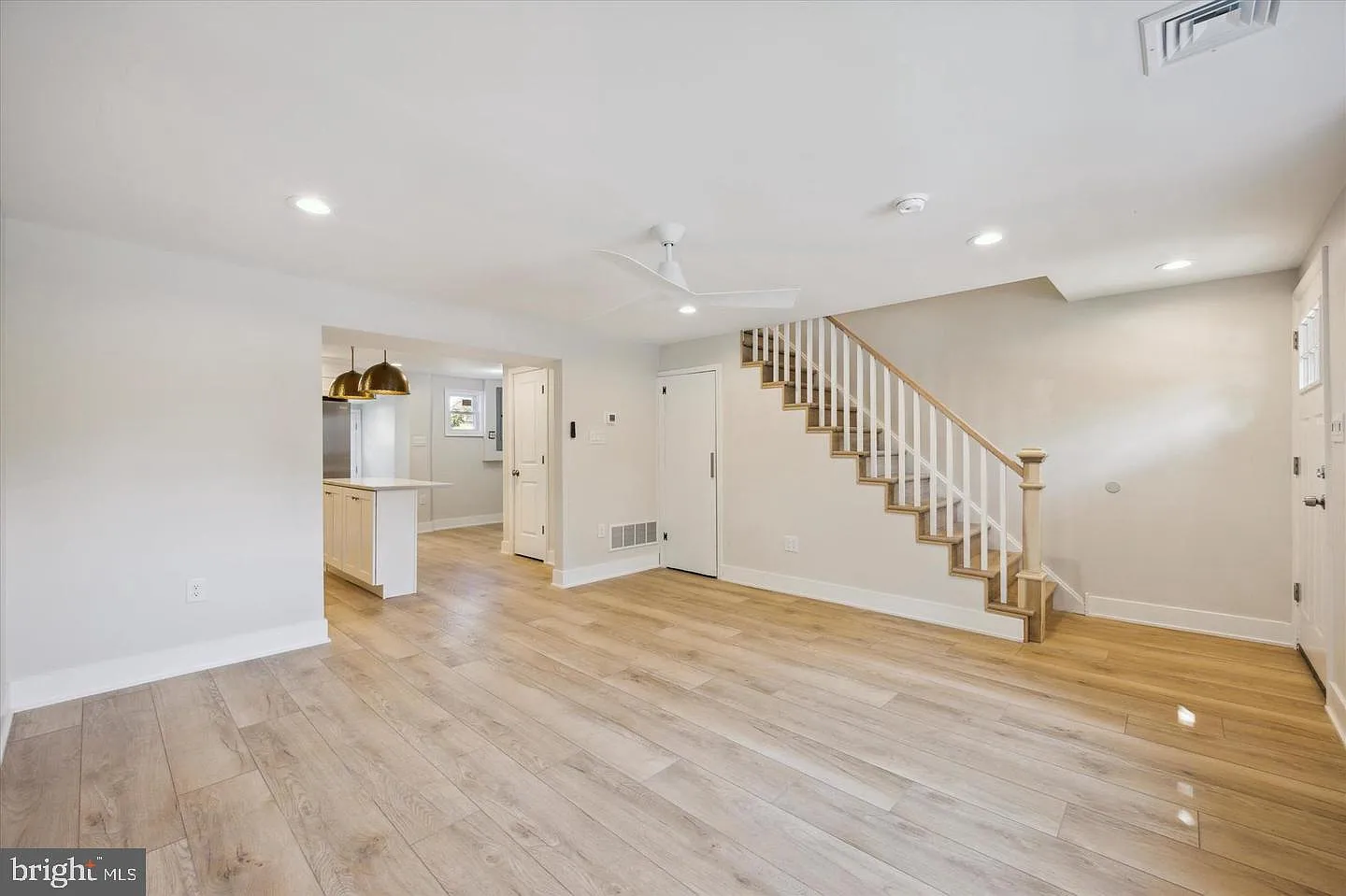 3 bed, 1.5 bath, 1220 sqft, $2,800 — Photo 2
