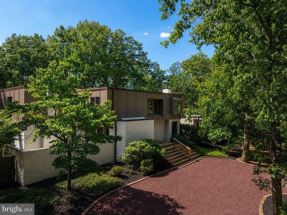 2nd image of 11 Pinecrest Dr