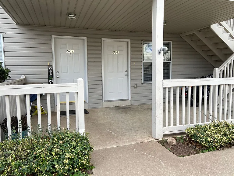 502 Twin Oaks — Photo 3