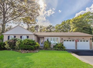 20 Westminster Dr, Bohemia, NY 11716