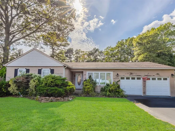 20 Westminster Drive, Bohemia, NY 11716