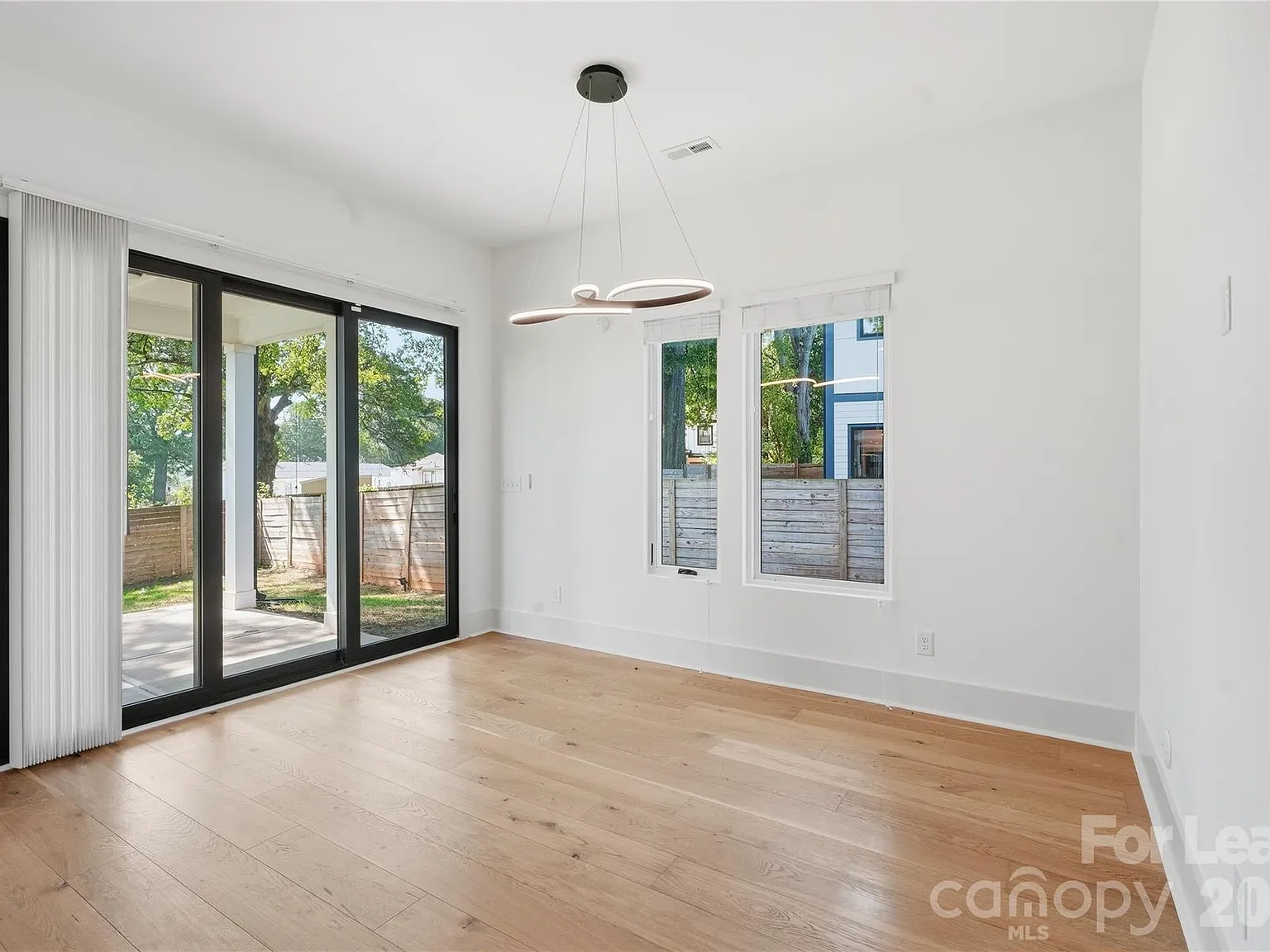 3 bed, 2.5 bath, 2764 sqft, $3,700 — Photo 3