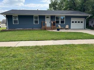624 J St, Aurora, NE 68818