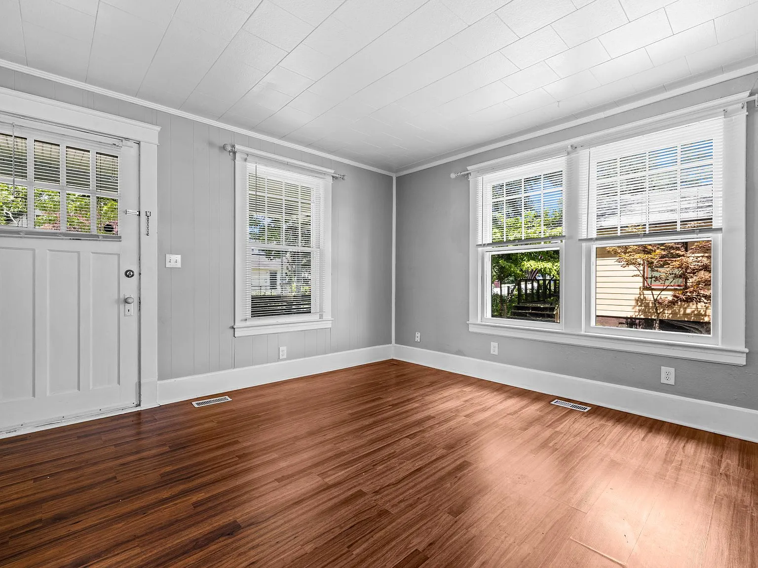 3 bed, 1084 sqft, $2,500 — Photo 3