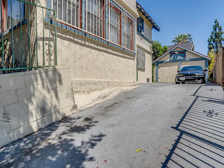 1130 S Hoover St — Photo 4