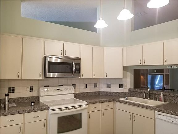 4th image of 6589 Fox Crest Ln