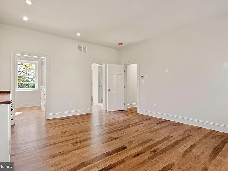 16131 Old York Rd — Photo 41
