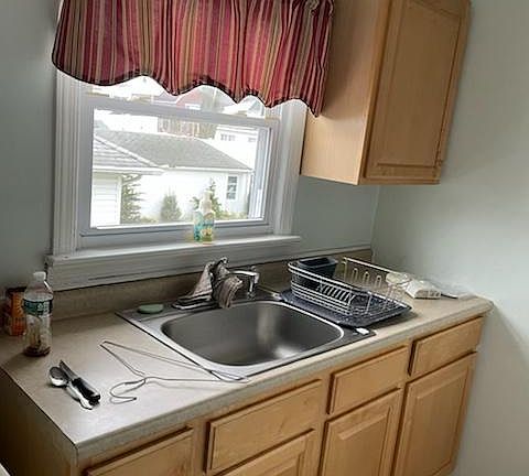 3rd image of 70 Goodwin Ave Floor 2