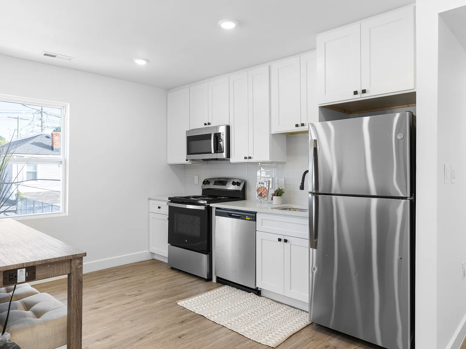 2 bed, 1.5 bath, 800 sqft, $2,000 — Photo 2
