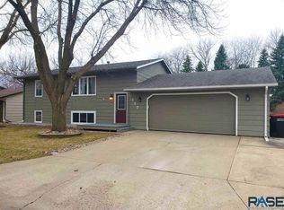 117 S Needles Dr, Brandon, SD 57005