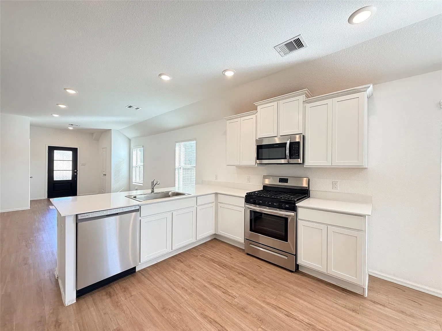 3 bed, 2.0 bath, $2,000 — Photo 3