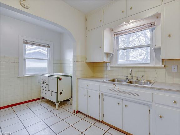 4th image of 482 Greenwood Ave