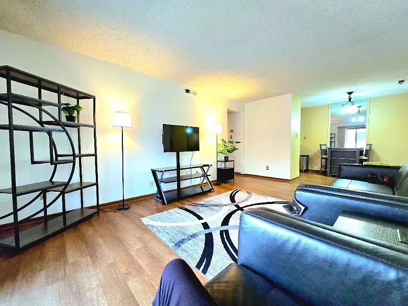 2 bed, 936 sqft, $2,000 — Photo 3