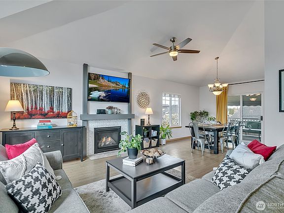 5th image of 5017 38th Street Ct NE