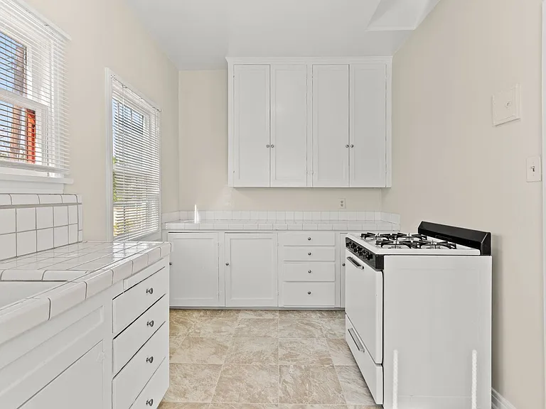 1715 Termino Ave — Photo 7