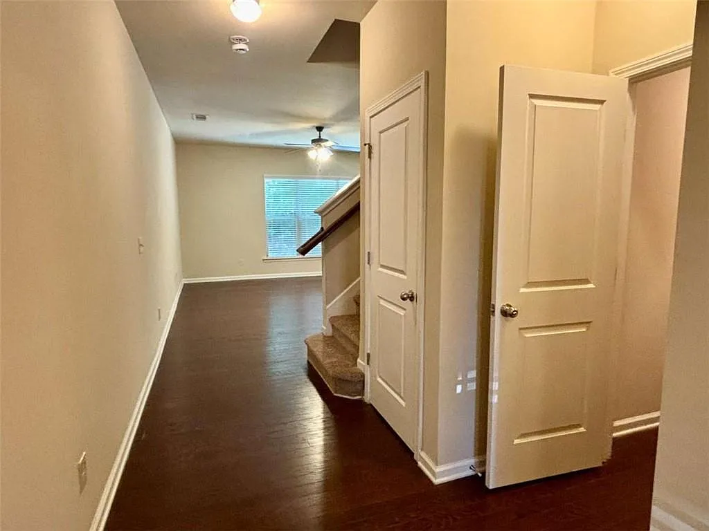 3 bed, 2.5 bath, 1973 sqft, $2,200 — Photo 2