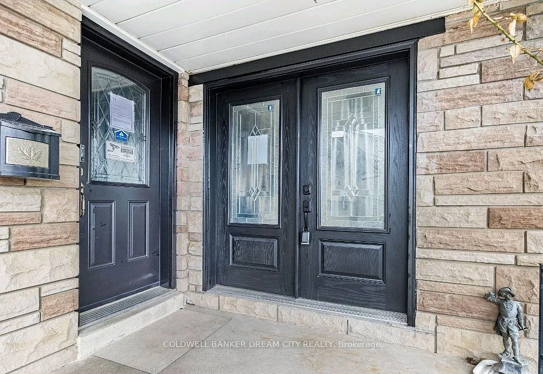 4 bed, $2,400 — Photo 1