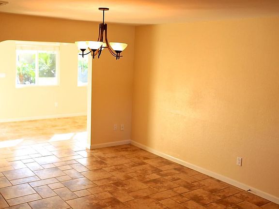 5th image of 251 E Fordham Dr
