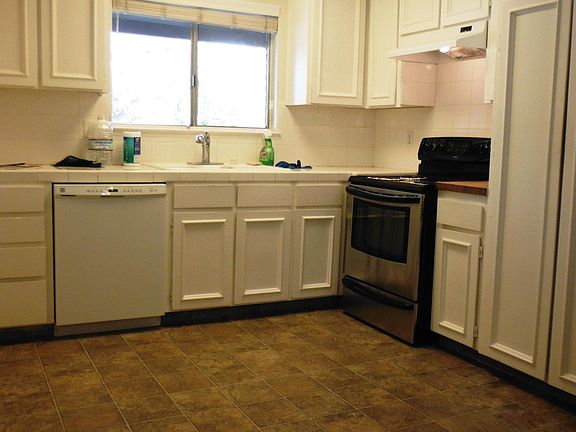2nd image of 5818 Moraga Ave