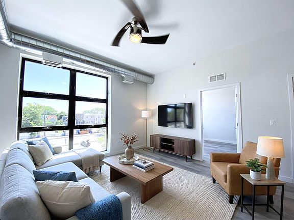 4th image of 4807 N Leavitt St #5