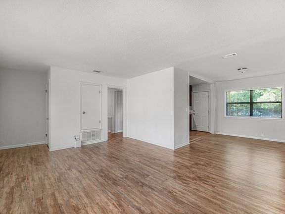 4th image of 6592 Sellers Dr