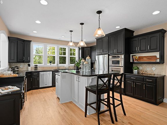 3rd image of 1033 NW Eloise Ln