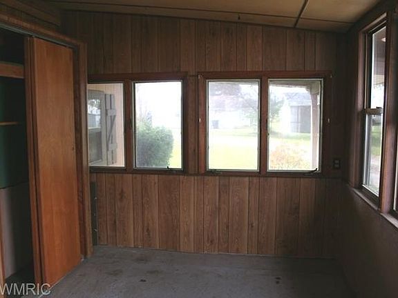 3rd image of 228 W Clay St