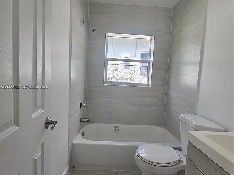 237 SW 13th St #4 — Photo 5