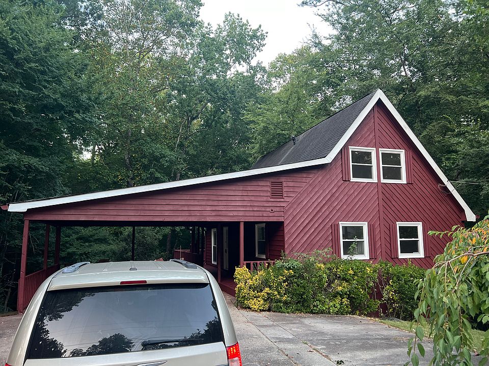 Beautiful woody house for your new adventure. start with long driveway.
