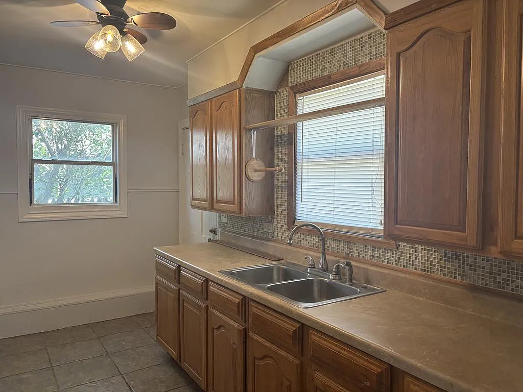2 bed, 1.0 bath, 1073 sqft, $1,600 — Photo 4