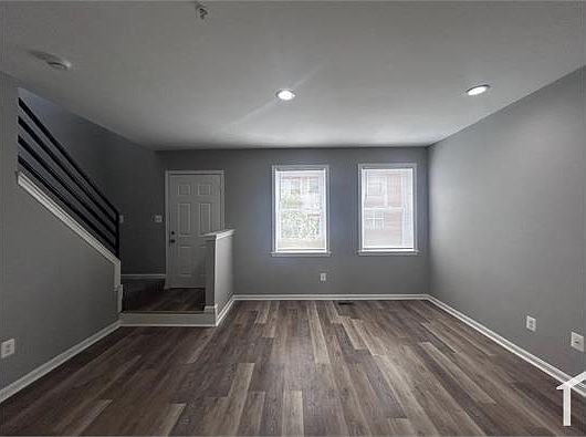 5th image of 2571 Francis St