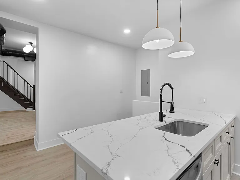 Quartz peninsula with black matte faucet _ water included in rent