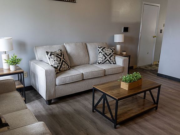 3rd image of 740 41st Ave