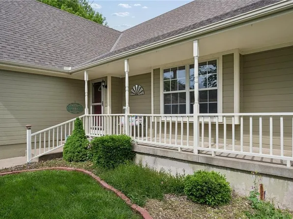 325 SE Canterbury Ln, Lees Summit, MO 64063