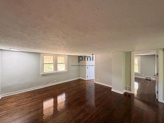 4th image of 422 Hoyt St Floor 2