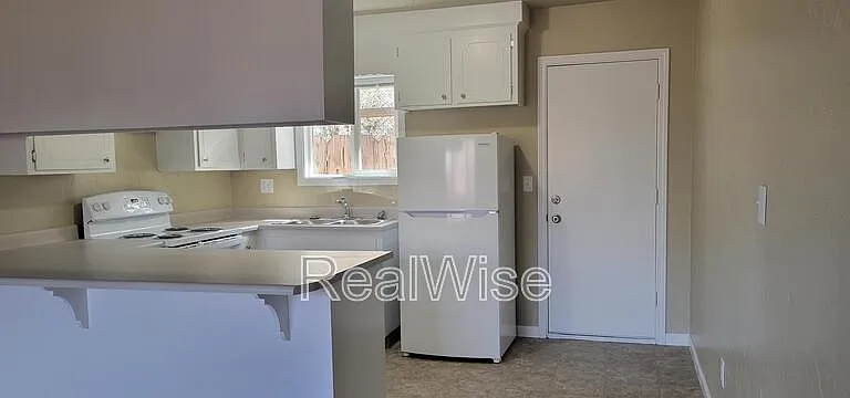 719 SW Bridge St — Photo 9