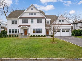 8 Stonehouse Rd, Scarsdale, NY 10583