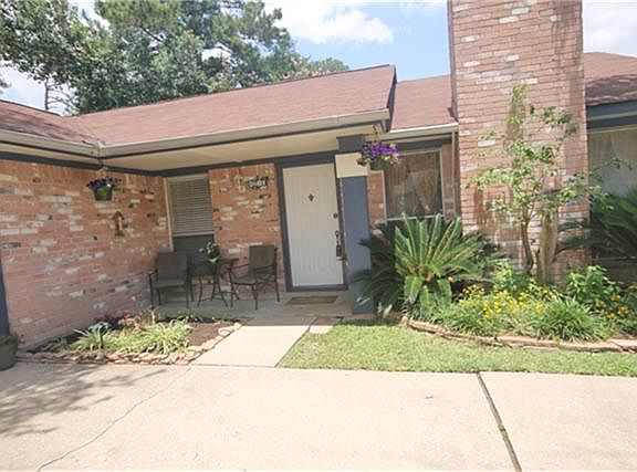 This home has s ton of curb appeal!