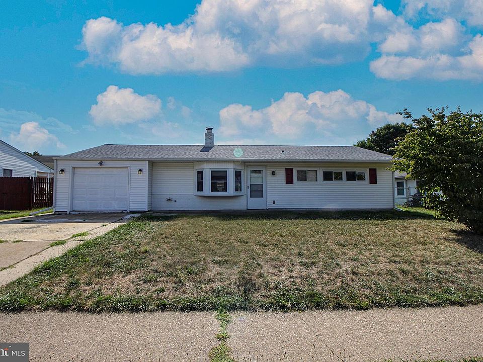 1st image of 276 Pinewood Dr