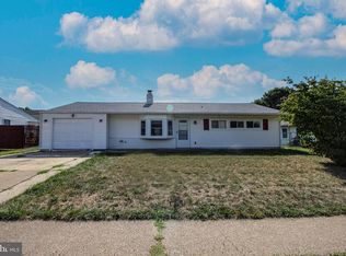 276 Pinewood Dr, Levittown, PA 19054