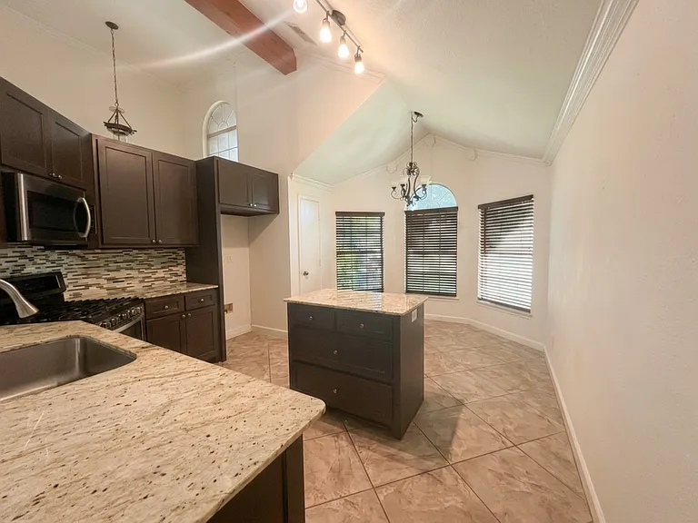 1404 Daffodil Ln — Photo 6