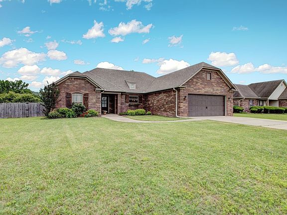 2nd image of 424 Oakwood Ln